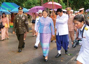 เหรียญเสมาเศียรโตหน้ายิ้มชุบทองคำสามกษัตรย์แท้พ่นทรายฃาตินลงยาธงชาติลป.ทวดพ่อท่านฉิ้นวัดเมืองยะลาพุท