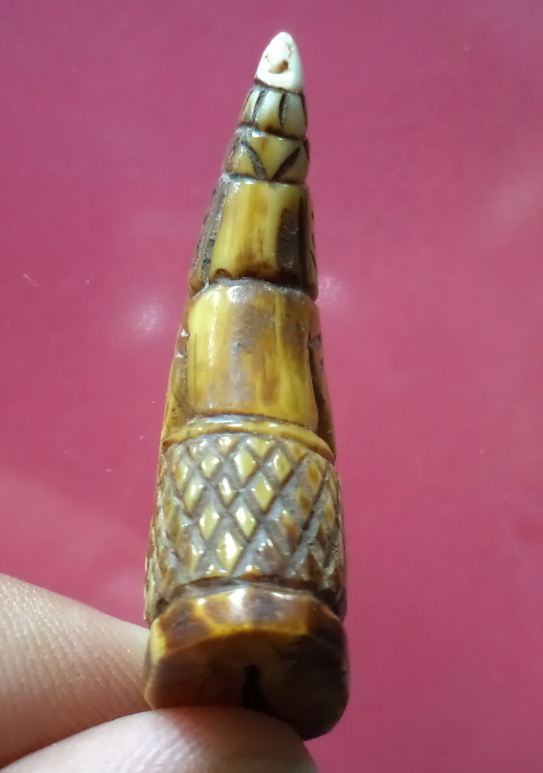 เขี้ยวแกะพระพิฆเนศวร แบบศิลป์ยุคเก่ามีรอยจารมือไม่ทราบที่ สวยครับ