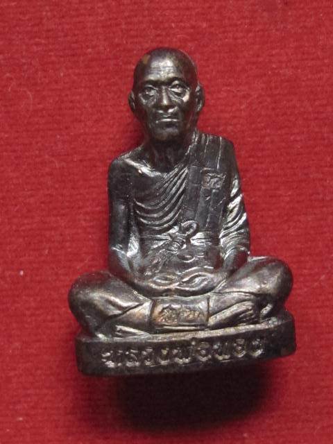 รูปเหมือนปั้มรุ่นเเรก หลวงพ่อทอง วัดพระพุทธบาทเขายายหอม  เนื้อทองแดงรมดำ เลข 4130 พร้อมกล่อง