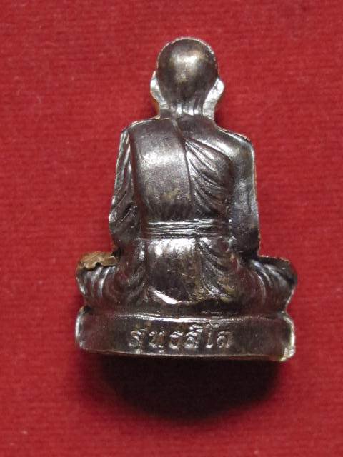 รูปเหมือนปั้มรุ่นเเรก หลวงพ่อทอง วัดพระพุทธบาทเขายายหอม  เนื้อทองแดงรมดำ เลข 4130 พร้อมกล่อง