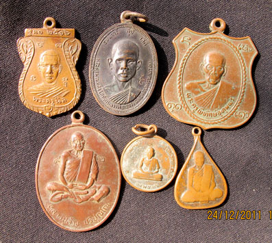 สิบเหรียญสิบรุ่นดูรายละเอียดก่อนเผื่อสนใจครับถูกแบบนี้หาที่ไหนครับเคาะเดียว