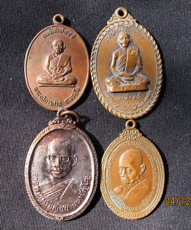 สิบเหรียญสิบรุ่นดูรายละเอียดก่อนเผื่อสนใจครับถูกแบบนี้หาที่ไหนครับเคาะเดียว