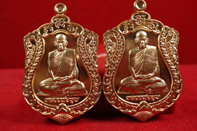 เหรียญเสมาเต็มองค์ บารมีรุ่งเรือง เนื้อทองแดง 2 เหรียญ หลวงพ่อชุบ วัดวังกระแจะ จ.กาญจนบุรี