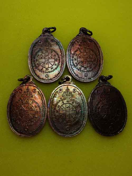 **วัดใจ 5 เหรียญ*** หลวงพ่อคูณตลาดไทรเก่า ปี 22 ทองแดงรมดำสภาพสวย ชุด 1