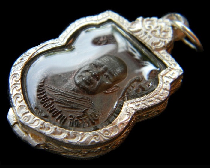เหรียญ " ลาภ ผล พูล ทวี " ( เนื้อนวะ ) ปี2521 หลวงพ่อสมชาย วัดเขาสุกิม จ.จันทบุรี พร้อมตลับเงินสวยๆๆ