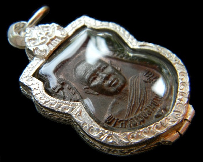 เหรียญ " ลาภ ผล พูล ทวี " ( เนื้อนวะ ) ปี2521 หลวงพ่อสมชาย วัดเขาสุกิม จ.จันทบุรี พร้อมตลับเงินสวยๆๆ