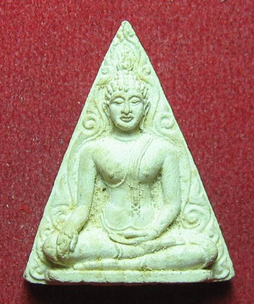 พระนางพญารุ่นแรกหลวงปู่แหวน วัดดอยแม่ปั๋ง พิมพ์ใหญ่ เนื้อผง ปี 2516 ออกวัดสัมพันธวงศ์
