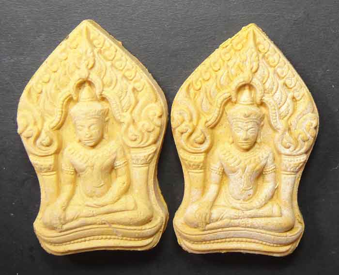 พระยอดขุนพล เนื้อผงพรายกุมารว่านดอกไม้ทองหลังโรยพลอย