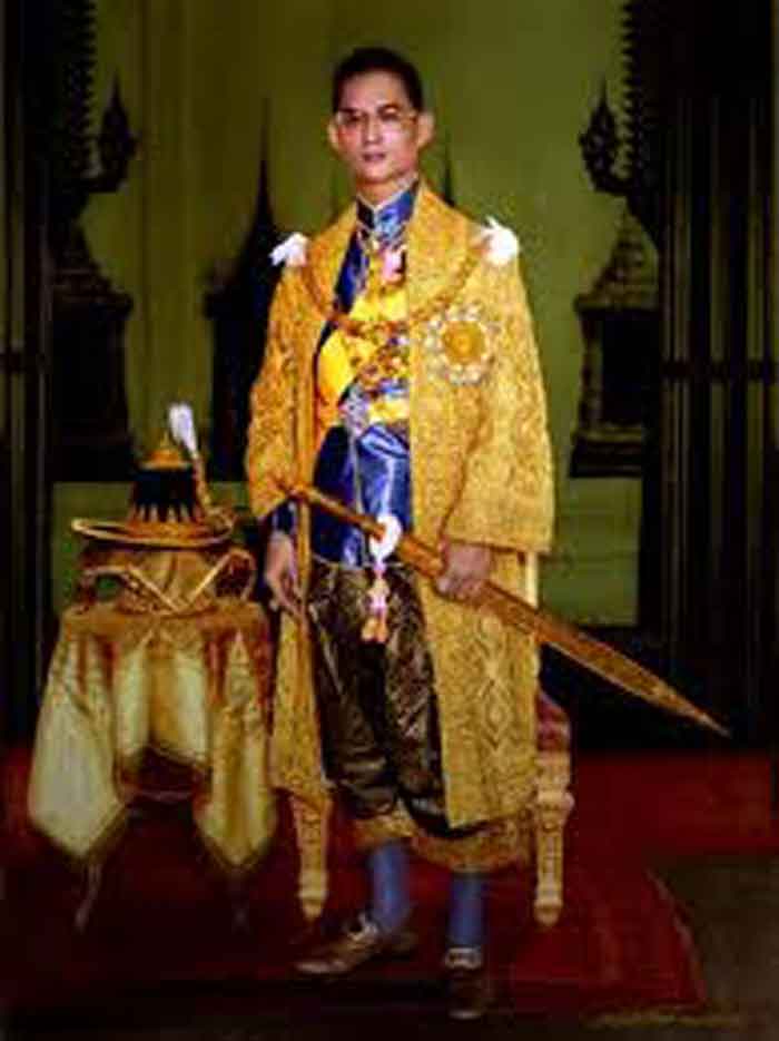 พระสมเด็จพระพุทธนวมมหาราชายุจฉับปริวัตนมงคล 72 พรรษา รัชกาลที่ 9 เนื้อทองแดงรมดำ ปี 2542