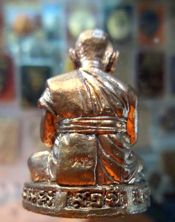 รูปหล่อหลวงปู่หงษ์ พรหมปัญโญ วัดเพชรบุรี(สุสารทุ่งมน) จังหวัดสุรินทร์