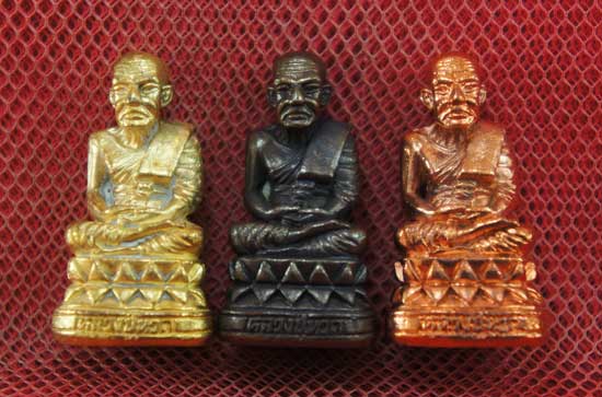 หลวงปู่ทวด พิมพ์บัวรอบ 3 องค์ เนื้อเปียกทอง เนื้อนวะ เนื้อสตางค์เเดง วัดในหาน อ.นอง อ.ทอง อ.สุภา ร่ว