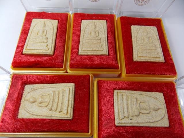 พระสมเด็จ 122 ปี พิมพ์ใหญ่ เนื้อคัดพิเศษเเตกลายงา ทุกองค์ มา ชุด 5 องค์