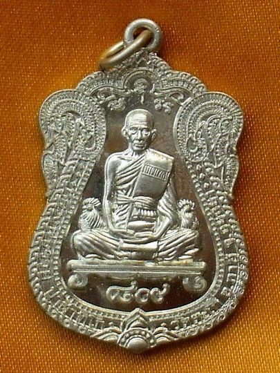 หลวงพ่อรวย..รวย89ไตรมาส53..(เนื้อทองขาว..2..โค๊ต)