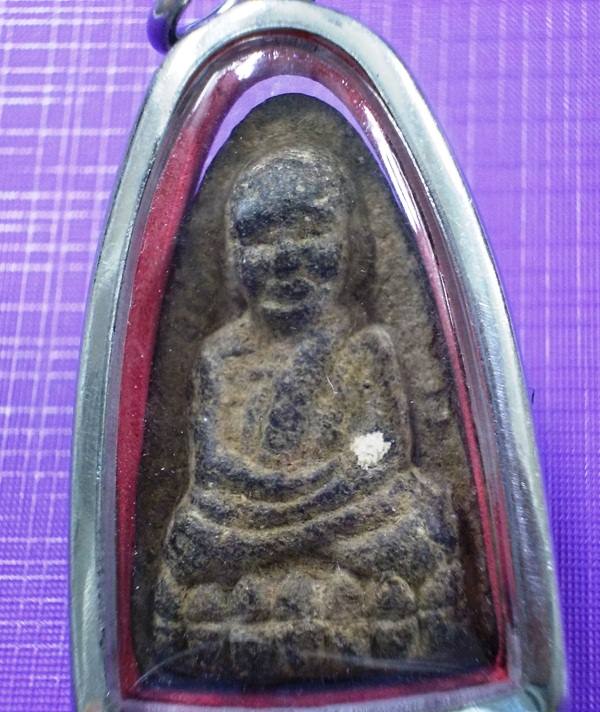 หลวงปู่ทวด วัดห้วยมงคล รุ่นสร้างพระให้แม่ พิมพ์เตารีด เนื้อว่าน ปี 44