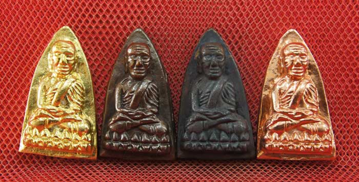 หลวงปู่ทวด พิมพ์เตารีดใหญ่ 4 องค์ เนื้อเปียกทอง เนื้อนวะ เนื้อผิวไฟ เนื้อสตางค์เเดง วัดในหาน อ.นอง อ