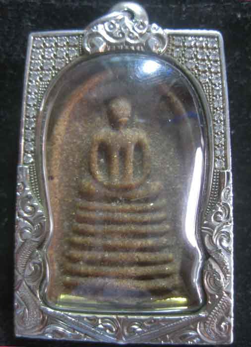 สมเด็จเนื้อผงงาช้าง หลวงพ่อชุบ วัดวังกระแจะ กาญจนบุรี พิมพ์ เจ็ดชั้น อกร่อง หูบายศรี ปี๒๕๕๐ 