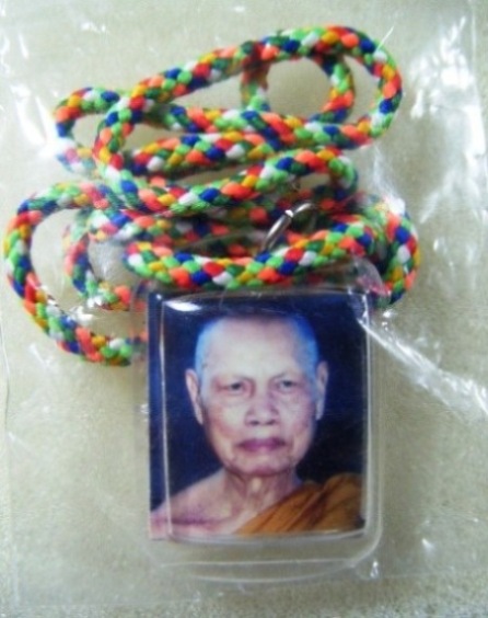 หลวงพ่อสังวาลย์ วัดทุ่งสามัคคีธรรม จ.สุพรรณบุรี รูปถ่ายหลังบรรจุผ้าจีวรเลี่ยมเดิมพร้อมสร้อยเชือกครับ