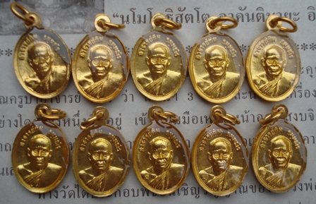 !! เม็ดแตงใหญ่ลงยาเคลือบเรซิ่น !! หลวงปู่ทวด วัดช้างให้ จำนวน 10 เหรียญ พร้อมใบคาถาจากวัด #115#
