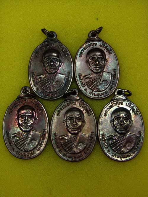 วัดใจ 5 เหรียญ*** หลวงพ่อคูณตลาดไทรเก่า ปี 22 ทองแดงรมดำสวยๆ ชุด 1  