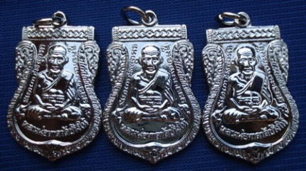 !! เหรียญเสมาใหญ่ชุบนิเกิล !! หลวงปู่ทวด วัดช้างให้ ปี 55 จำนวน 3 เหรียญ พร้อมใบคาถา+ซองวัด #121#