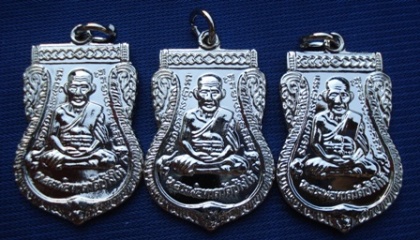 !! เหรียญเสมาใหญ่ชุบนิเกิล !! หลวงปู่ทวด วัดช้างให้ ปี 55 จำนวน 3 เหรียญ พร้อมใบคาถา+ซองวัด #122#