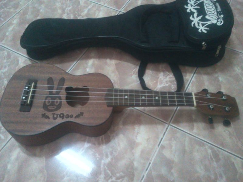 ขาย ukulele เสียงดี พร้อมกะเป๋า + ที่ตั้งเสียง เคาะเดียว