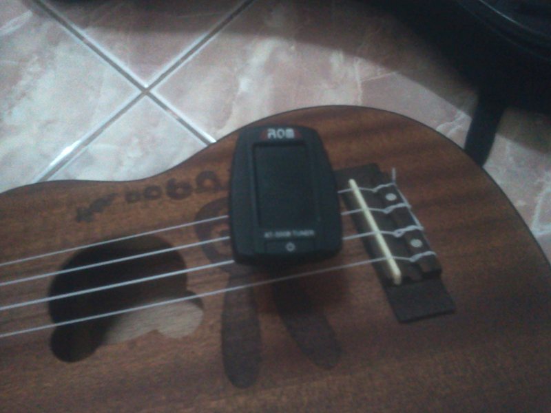 ขาย ukulele เสียงดี พร้อมกะเป๋า + ที่ตั้งเสียง เคาะเดียว