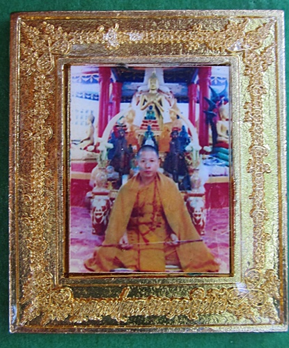 ล็อกเก็ตหลวงพ่อเณร หลังยันต์ครูหลวงปู่เผือก ยันต์ตรีนิสิงเห