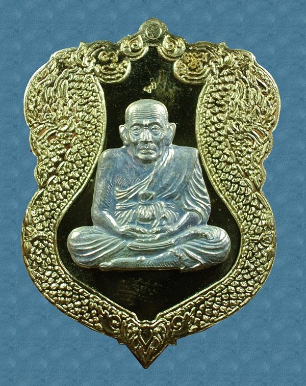 เหรียญเสมาหลวงปู่ทวด ญสส.90 พรรษา ทองเหลืองหน้าเงิน No. 260 สมเด็จพระญาณสังวรฯ วัดบวรฯ ปี 46