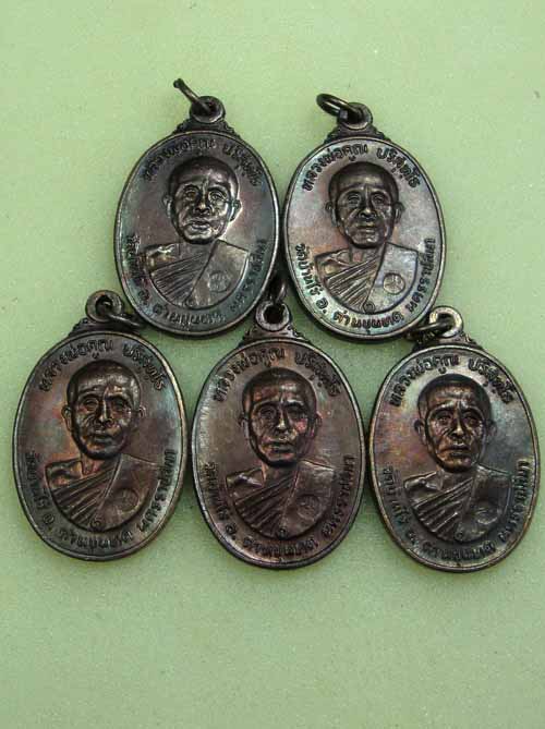 วัดใจ 5 เหรียญ*** หลวงพ่อคูณตลาดไทรเก่า ปี 22 ทองแดงรมดำสภาพสวย ชุด 3