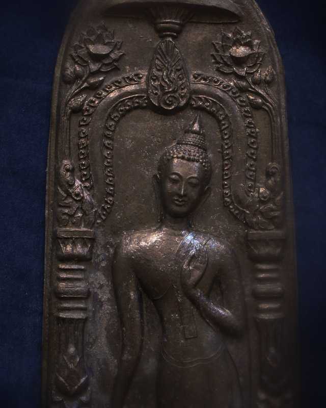 พระบูชากำแพงศอก หลวงพ่อขอม วัดไผ่โรงวัว จ.สุพรรณบุรี พ.ศ. 2505 เนื้อตะกั่ว พร้อมซุ้มตั้งบูชา (11)