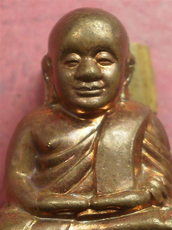 รูปเหมือนปั๊มหน้ายิ้มรับทรัพย์ หลวงพ่อเงิน วัดบางคลาน รุ่นกองทุน53 เนื้อทองแดงบูชาแล้วขอให้ร่ำรวย