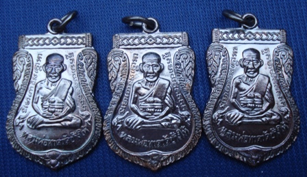หลวงพ่อทวด วัดช้างให้ เสมารมดำมันปู ปี 55 พร้อมใบคาถาจากวัด 3 องค์ D