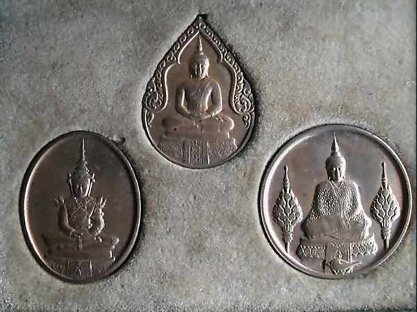 เหรียญพระแก้วมรกตสามฤดู ฉลองกรุงรัตนโกสินทร์ ๒๐๐ ปี ปี ๒๕๒๕ กล่องเดิมหายาก