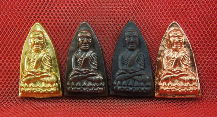 หลวงปู่ทวด พิมพ์เตารีดใหญ่ 4 องค์ เนื้อเปียกทอง เนื้อนวะ เนื้อผิวไฟ เนื้อสตางค์เเดง วัดในหาน อ.นอง อ