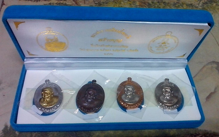 เหรียญหันข้าง หลวงพ่อทวด รุ่นสร้างบุญ ชุดผ้าป่าสามัคคี 4 เหรียญ สร้าง 999 ชุด หมายเลข 642