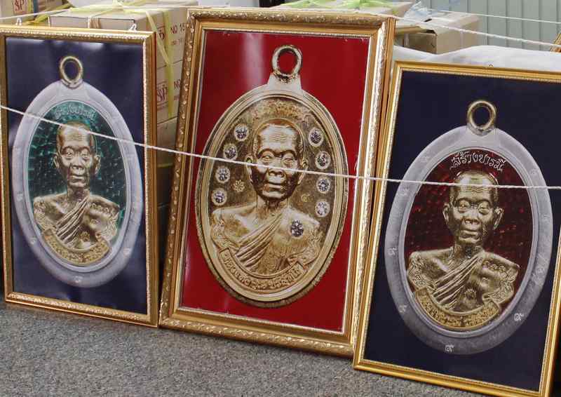 เหรียญห่วงเชื่อม รุ่นสร้างบารมี ๙๐ หลวงพ่อคูณ ตะกั่วไม่ตัดปีก หลังยันต์ เลขสวย 828 รวมได้ 9 มงคล