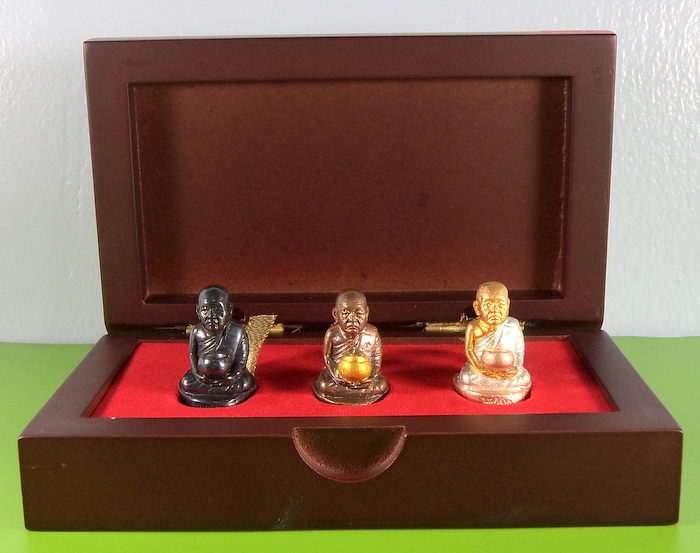 ข้อนิ้ว หลวงปู่บุญหนา ชุดเล็ก 3 องค์ บรรจุกล่องไม้สวยมากๆ 