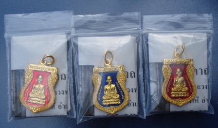 หลวงปู่ทวดวัดช้างให้ พิมพ์เสมาเล็ก ลงยาเคลือบเรซิ่น ปี 55 จำนวน 3 องค์ พร้อมใบคาถา #1#