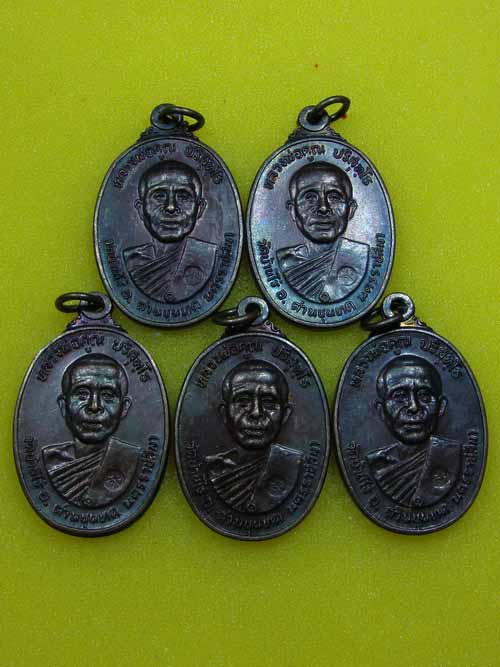 **วัดใจ 5 เหรียญ*** หลวงพ่อคูณตลาดไทรเก่า ปี 22 ทองแดงรมดำสภาพสวย ชุด 1