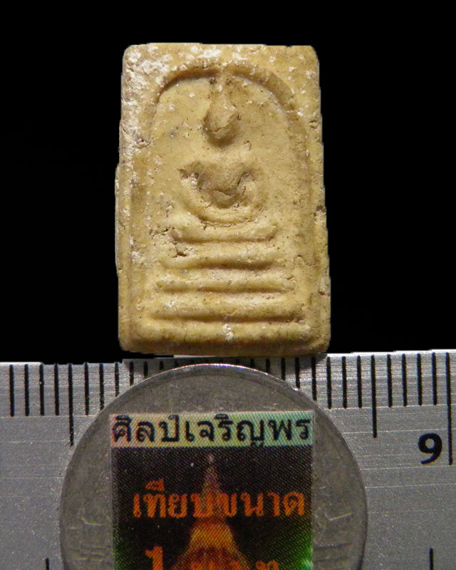 พระสมเด็จพิมพ์คะแนน พิธีใหญ่หลังตราโล่ตำรวจ สร้างขึ้นในปี พ.ศ. 2509  วัดอรุณราชวราราม กรุงเทพฯ  