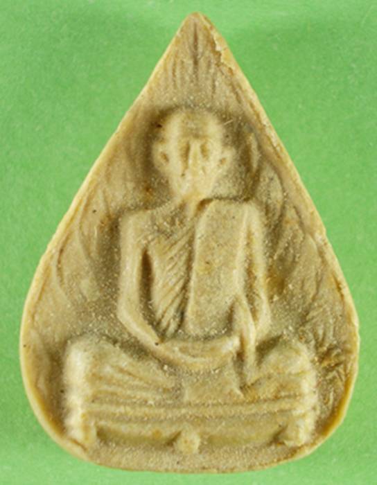 พระผงรูปเหมือนใบโพธิ์ พิมพ์เล็ก หลวงปู่โต๊ะ สร้างปี 2523 เนื้อเกสรหลังยันต์นะ