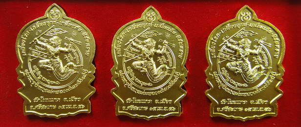 เหรียญนั่งพานรุ่น"ชนะมาร" เนื้อทองแดงกะหลั่ยทองลงยา ชุด 3 สี หลวงปู่เกลี้ยง วัดโนนแกด