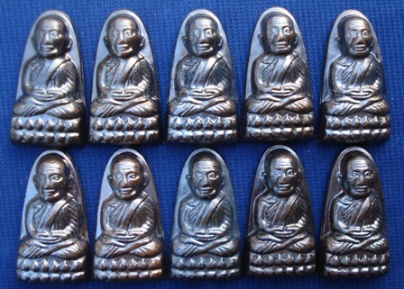 หลวงปู่ทวดวัดช้างให้ หลังหนังสือรมดำ ปี 55 จำนวน 10 องค์ พร้อมซองวัด + ใบคาถา #162#