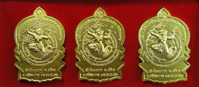 เหรียญนั่งพานรุ่น"ชนะมาร" เนื้อทองแดงกะหลั่ยทองลงยา ชุด 3 สี หลวงปู่เกลี้ยง วัดโนนแกด