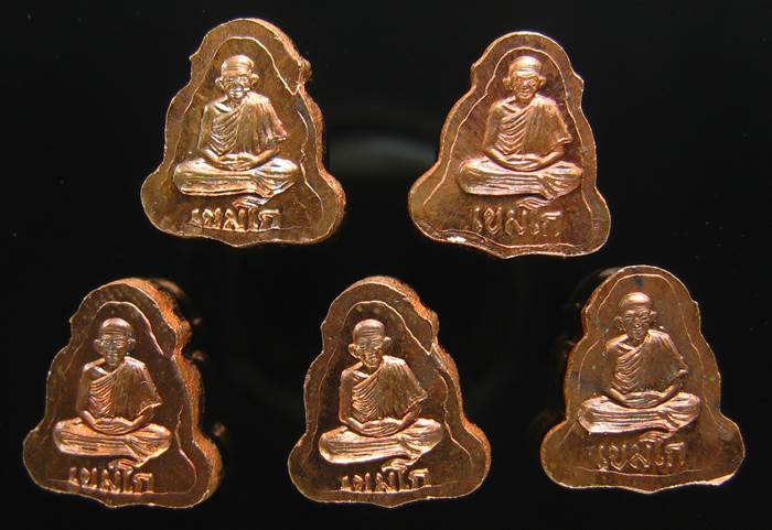 **ทีเดียว 5 องค์ พระปิดตาหลังรูปเหมือน หลวงพ่อเกษม เขมโก เนื้อทองแดง สวยๆ เคาะเดียวแดง**BN01