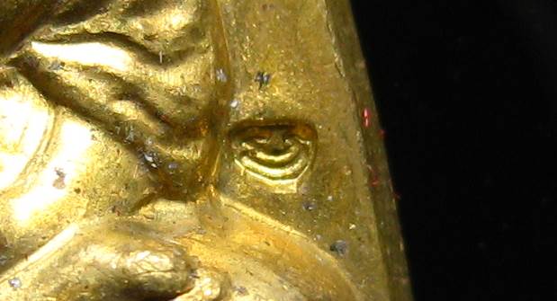 **เตารีดหลวงปู่ทวด พ่อท่านฉิ้น วัดเมือง ยะลา รุ่น 6 รอบ 3 เด้ง เนื้อฝาบาตร เคาะเดียวแดง**BI62