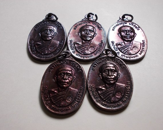 **** วัดใจ **** (5เหรียญ)หลวงพ่อคูณตลาดไทรเก่า ปี 22 เนื้อทองแดง#5