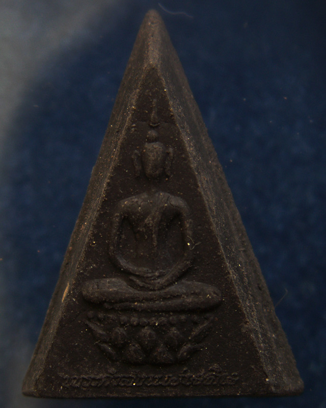 พระกำลังแผ่นดิน พิมพ์เล็ก (คะแนน) มวลสารจิตรลดา (เนื้อดำ) ในหลวงครองราชครบ 50 พรรษา พ.ศ. 2539 สร้างน