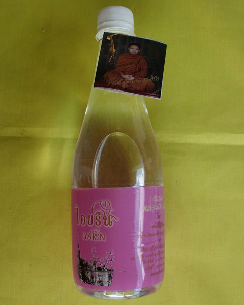 น้ำมนต์ศักดิ์สิทธิ์ (Holy Water) หลวงปู่เณรคำ ฉตฺติโก วัดป่าขันติธรรม จ.ศรีสะเกษ ขวดใหญ่ *เคาะเดียว*